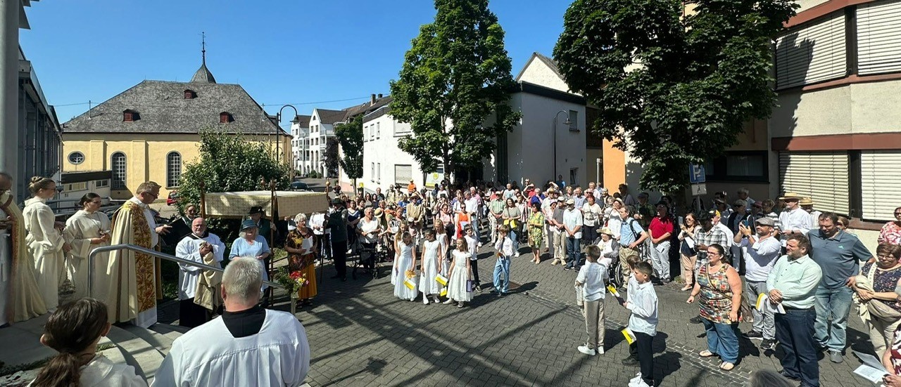 Am ehemaligen Krankenhaus wurde ein Altar aufgebaut (c) Karin Schneider Am ehemaligen Krankenhaus wurde ein Altar aufgebaut