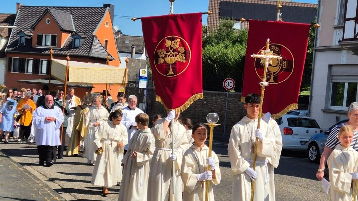 Angeführt vom Kreuz bewegt sich die Monstranz durch Bendorf