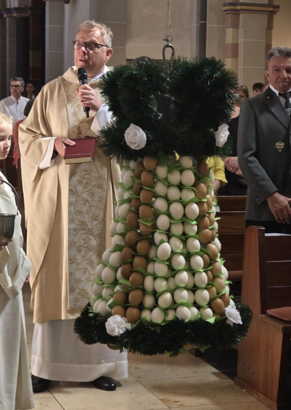 Eierkrone in St. Medard (c) Pfarreiengemeinschaft Bendorf Eierkrone in St. Medard