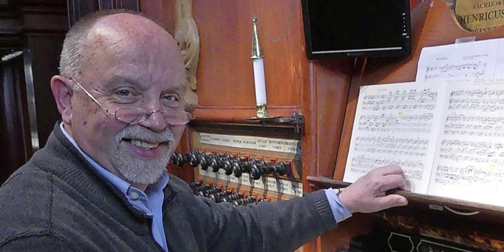 Herr Wüst an der Orgel
