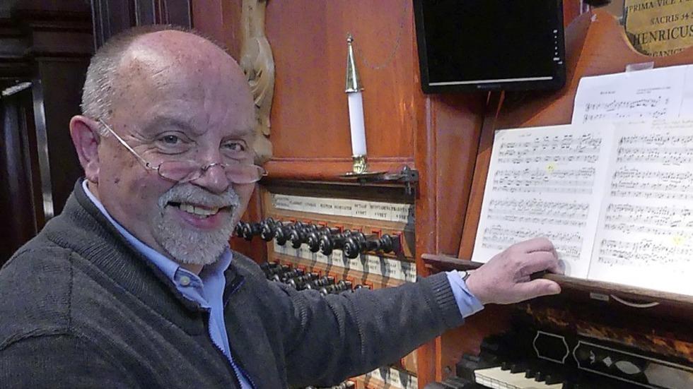 Herr Wüst an der Orgel
