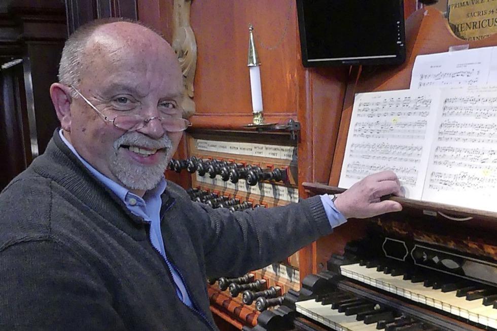 Herr Wüst an der Orgel