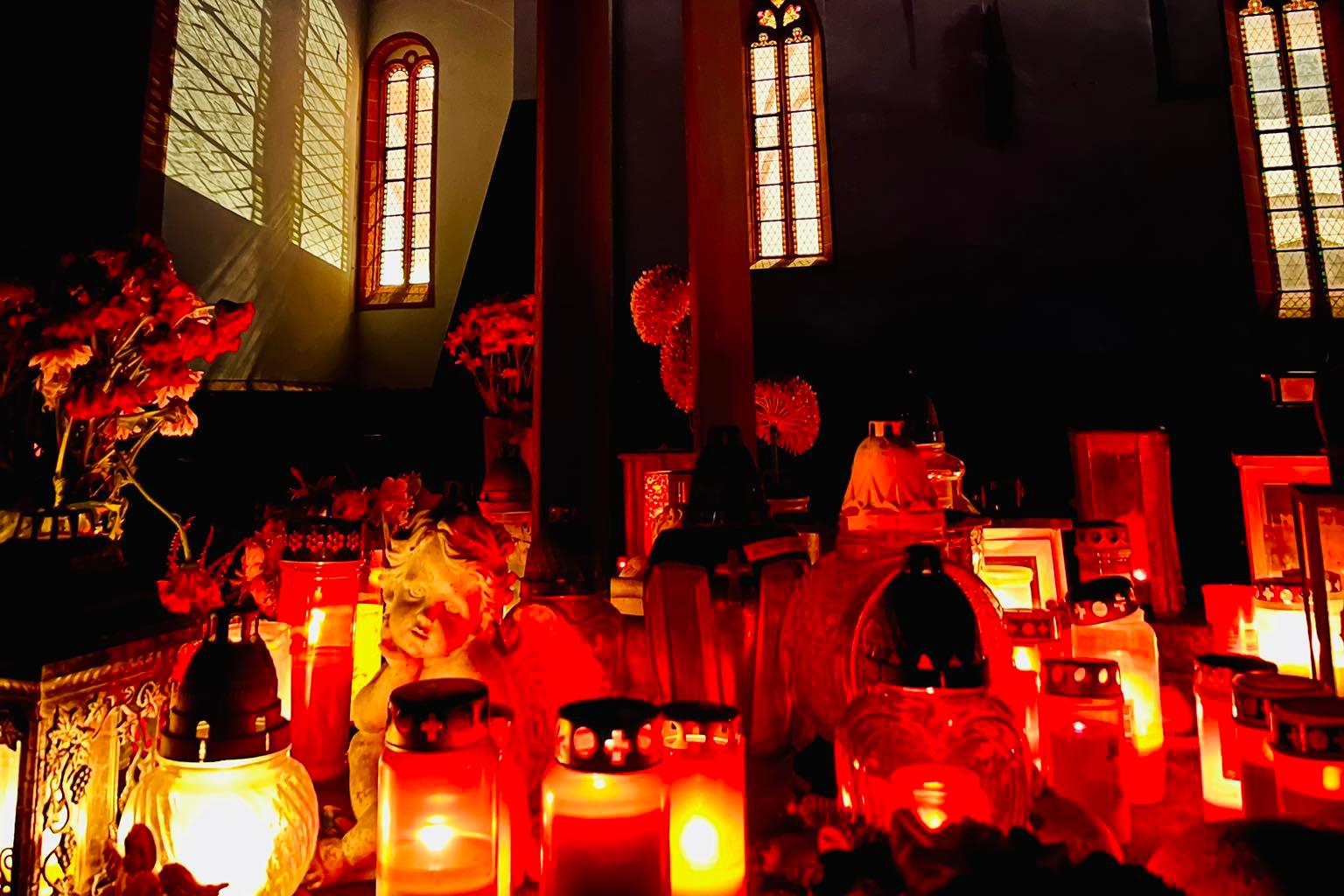 Allerheiligen auf dem Friedhof in Sayn