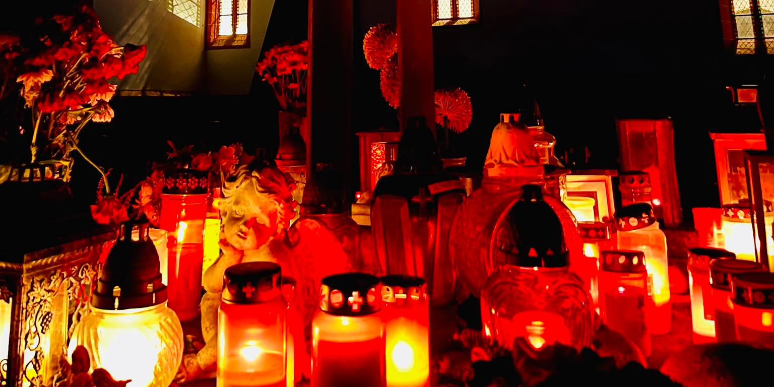 Allerheiligen auf dem Friedhof in Sayn