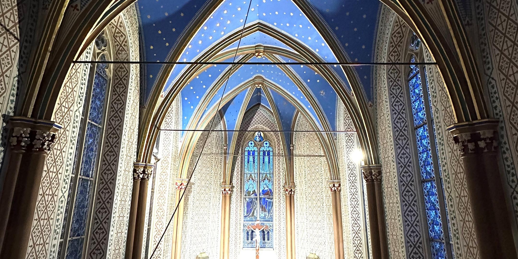 Nach dem Vorbild der Sainte Chapelle ist die Doppelkapelle im gotischen Stil errichtet.
